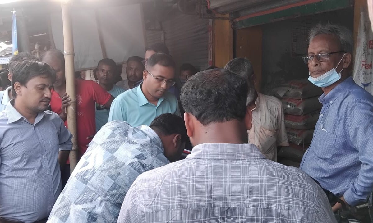 নীলফামারীতে ৩৫ কেজি নিষিদ্ধ পলিথিন জব্দ, ব্যবসা প্রতিষ্ঠানকে জরিমানা