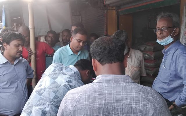 নীলফামারীতে ৩৫ কেজি নিষিদ্ধ পলিথিন জব্দ, ব্যবসা প্রতিষ্ঠানকে জরিমানা