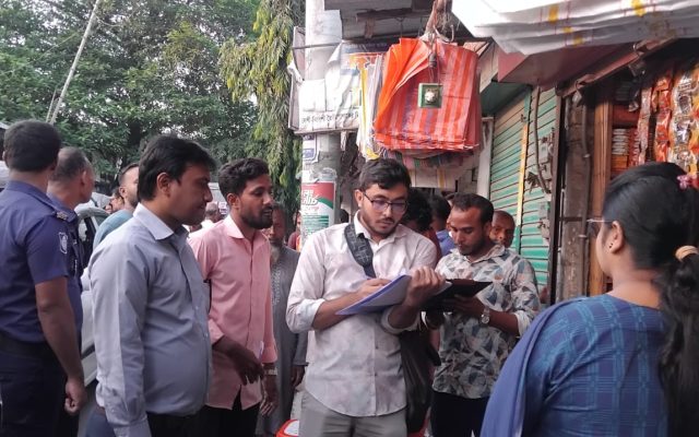 ডোমারে ৬৬ কেজি নিষিদ্ধ পলিথিন জব্দ, দুই প্রতিষ্ঠানকে ১৩ হাজার টাকা জরিমানা