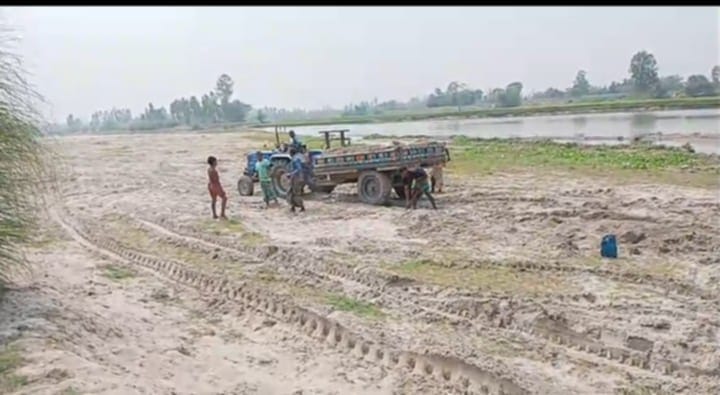 জলঢাকায় বুড়ি তিস্তা নদীসহ বিভিন্ন স্থানে অবৈধ ভাবে বালু উত্তোলনের হিড়িক 